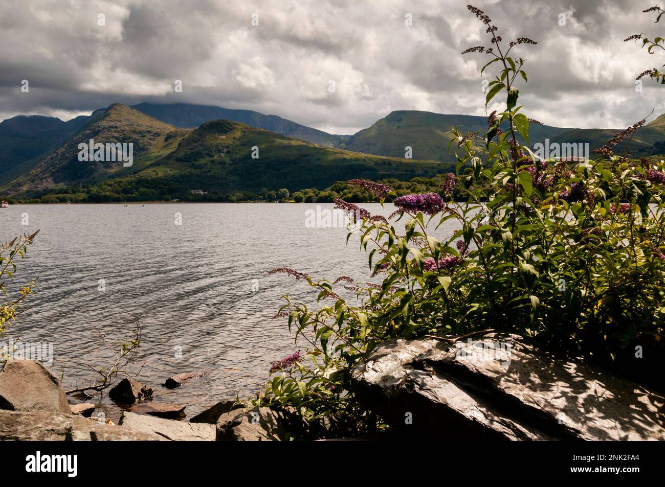 Llyn Pardarn, un lago formato glacialmente in Galles. Foto Stock