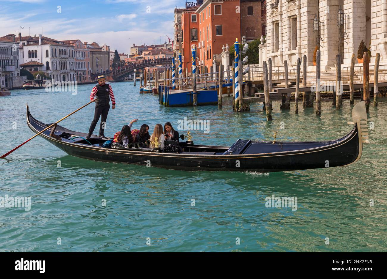 Giro in gondola a Venezia, Italia a febbraio Foto Stock