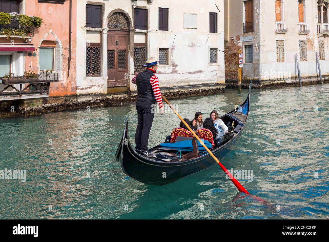 Giro in gondola a Venezia, Italia a febbraio Foto Stock