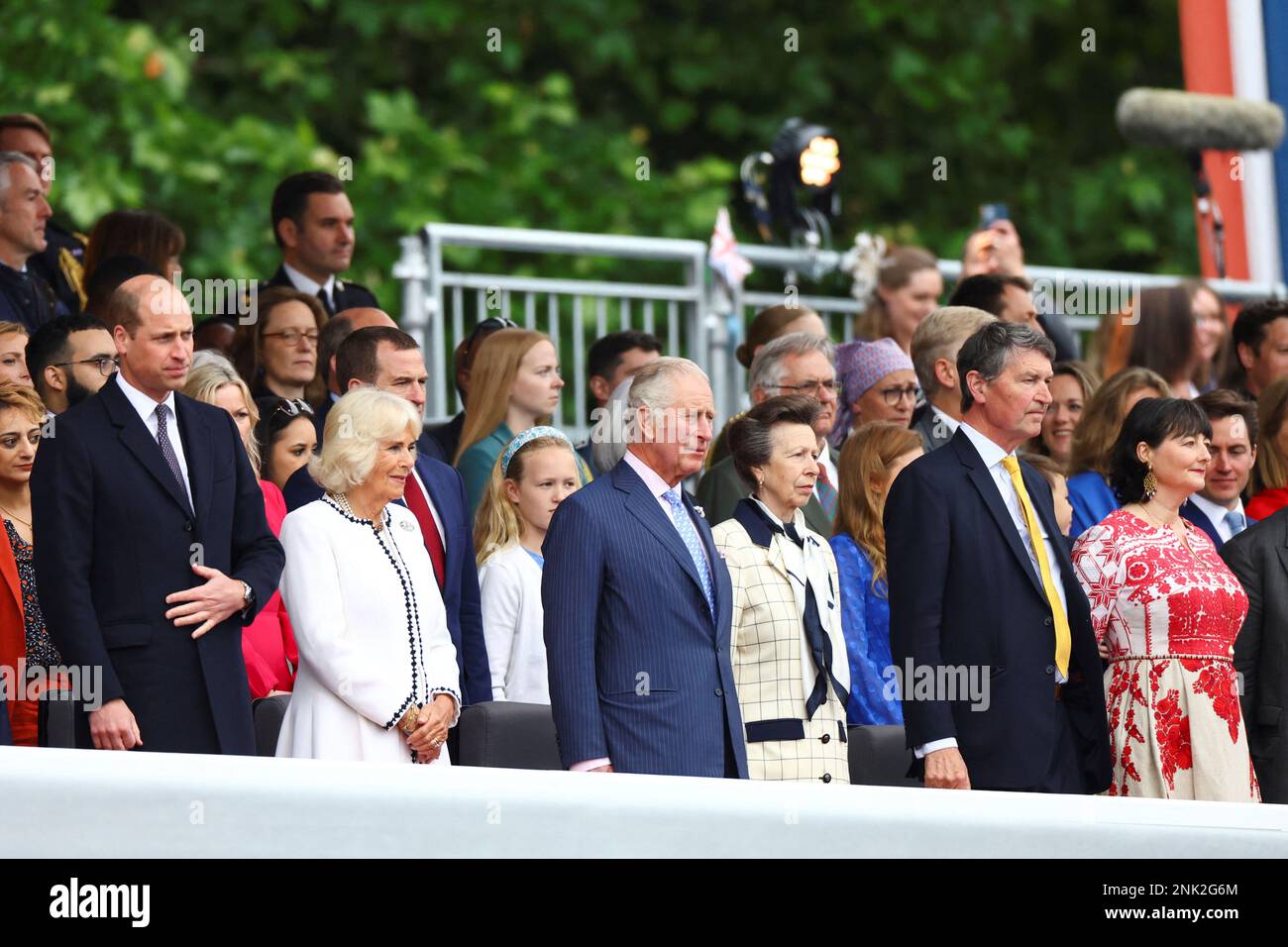 FromlLeft, Britain's Prince William, Camilla, Duchess of Cornwall, Prince Charles, Princess Anne and Timothy Laurence attend the Platinum Jubilee Pageant, in London, Sunday June 5, 2022, on the last of four days of celebrations to mark the Platinum Jubilee. The pageant will be a carnival procession up The Mall featuring giant puppets and celebrities that will depict key moments from Queen Elizabeth II’s seven decades on the throne. (Hannah McKay/Pool Photo via AP) Foto Stock