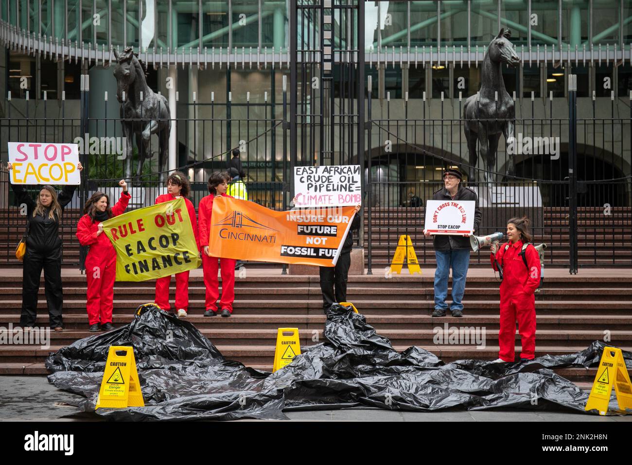 Londra, Inghilterra, Regno Unito, 23/02/2023, i membri della Coal Action si uniscono alle proteste globali contro gli assicuratori Talbot e Cincinnati che li esortano a smettere di assicurare il gasdotto petrolifero dell'Africa orientale (EACOP) Foto Stock