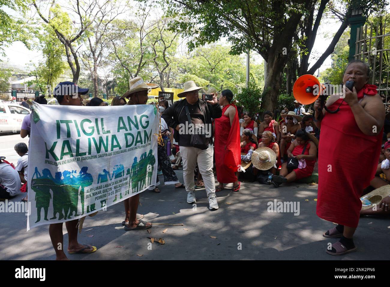 Quezon City, Filippine. 23rd febbraio, 2023. Circa 300 indigeni (IP) appartenenti alla tribù Dumagat-Remontado, insieme a gruppi e sostenitori ambientali hanno organizzato una protesta al di fuori del Dipartimento dell'ambiente e delle risorse naturali a Quezon City. Essi ribadiscono il loro appello contro la costruzione del nuovo progetto Centennial Water Source–Kaliwa Dam (NWCP-KDP), ai confini della provincia di Rizal e Quezon. Il progetto della mega-diga sommerge quasi cento ettari di terre ancestrali che causeranno la perdita irreparabile dei siti sacri, delle foreste, della biodiversità e delle comunità. (Cord Foto Stock