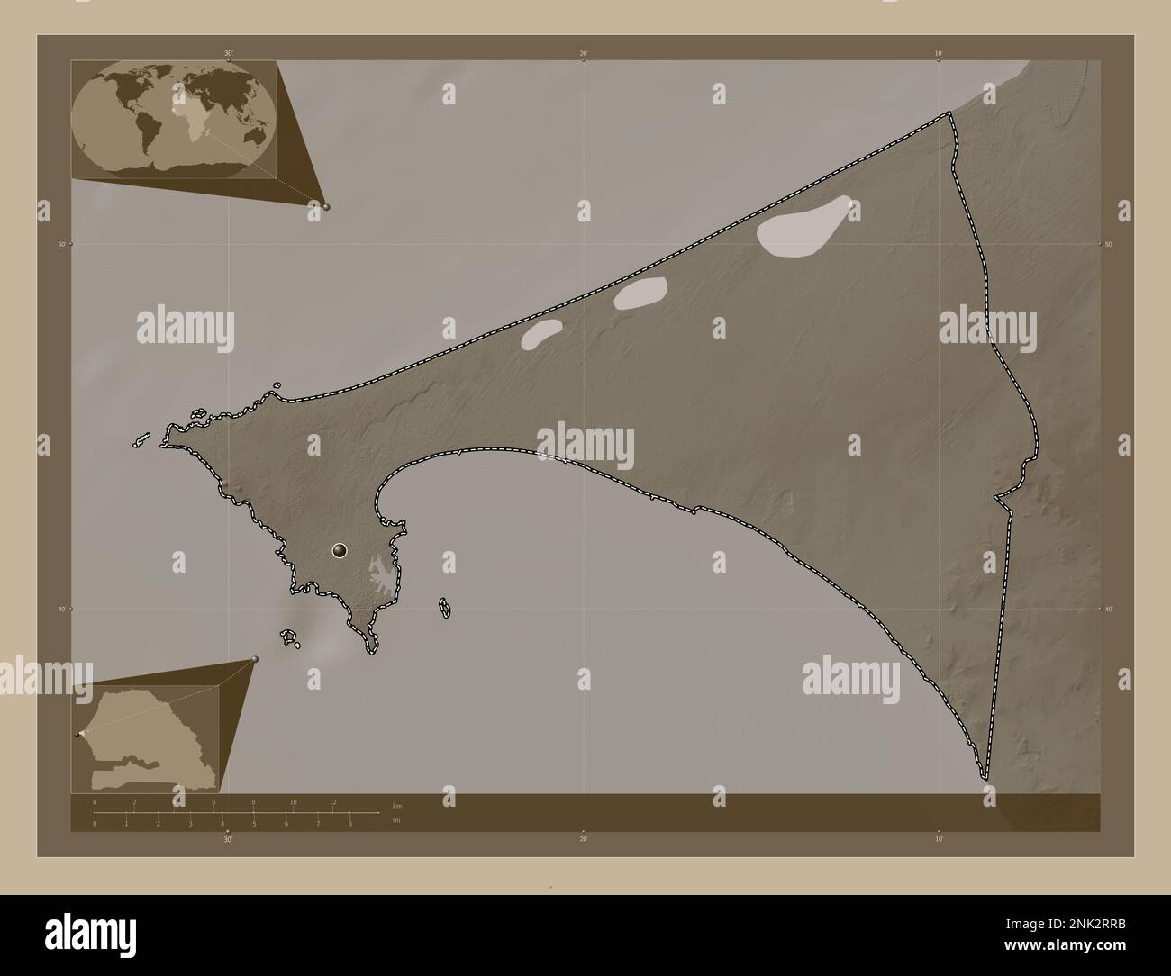 Dakar, regione del Senegal. Mappa dell'altitudine colorata in tonalità seppia con laghi e fiumi. Posizioni delle principali città della regione. Posizione ausiliaria d'angolo Foto Stock