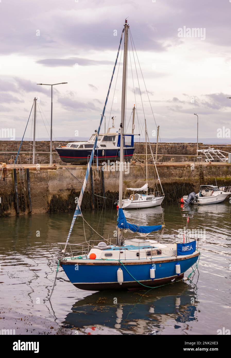 PORTO DI ST MONANS, FIFE, SCOZIA, EUROPA - Barca a vela ormeggiata in un piccolo porto nello storico ex villaggio di pescatori, in East Neuk. Foto Stock