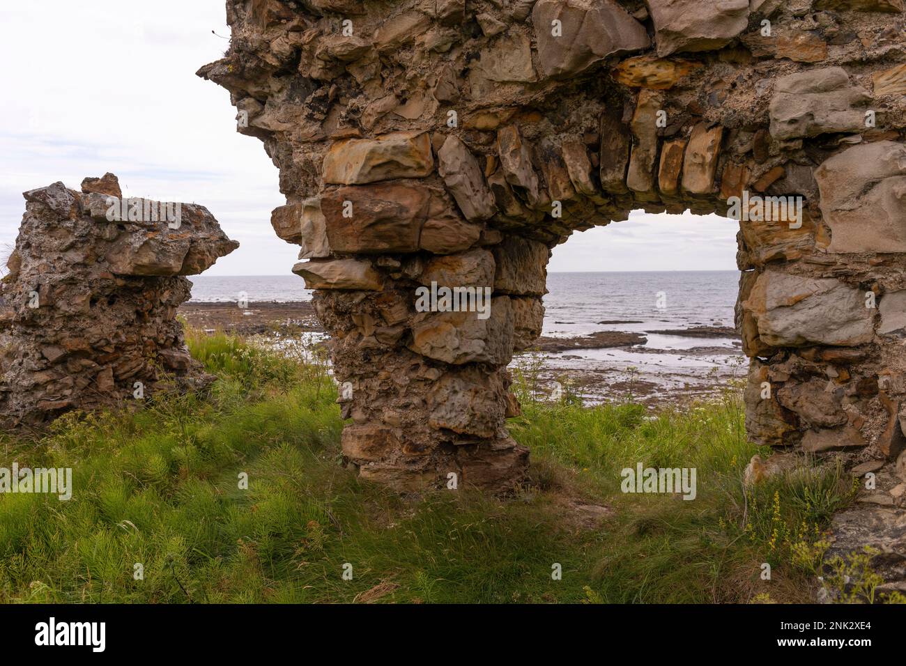 SCOZIA, EUROPA - Arco di pietra, Fife Coastal Trail, vicino a Pittenweem. Foto Stock