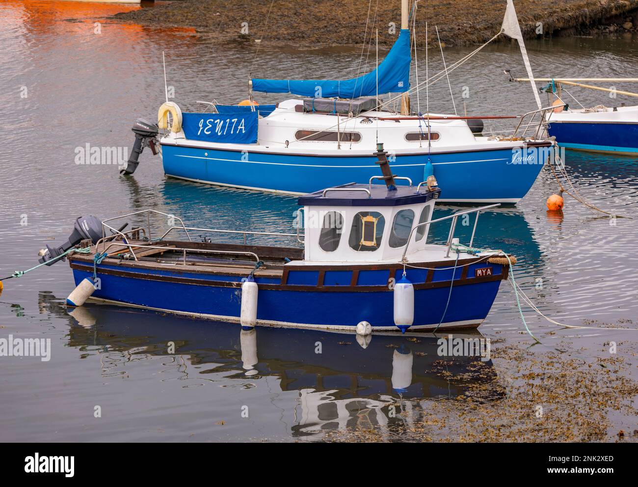 PORTO DI ST MONANS, FIFE, SCOZIA, EUROPA - Barche ormeggiate in un piccolo porto nello storico villaggio di pescatori, in East Neuk. Foto Stock