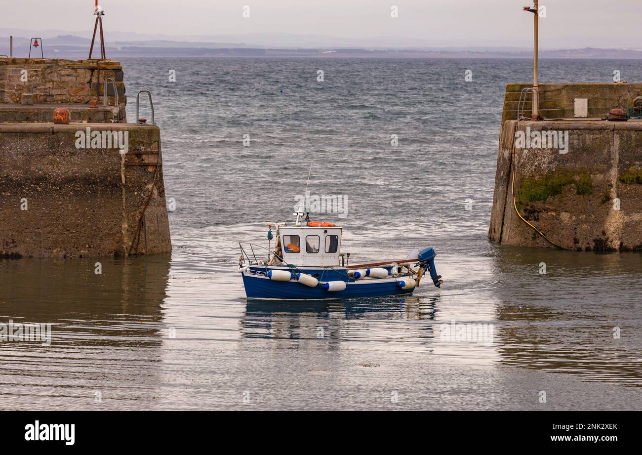PORTO DI ST MONANS, FIFE, SCOZIA, EUROPA - una piccola imbarcazione commerciale entra nel porto di un antico villaggio di pescatori, a East Neuk. Foto Stock