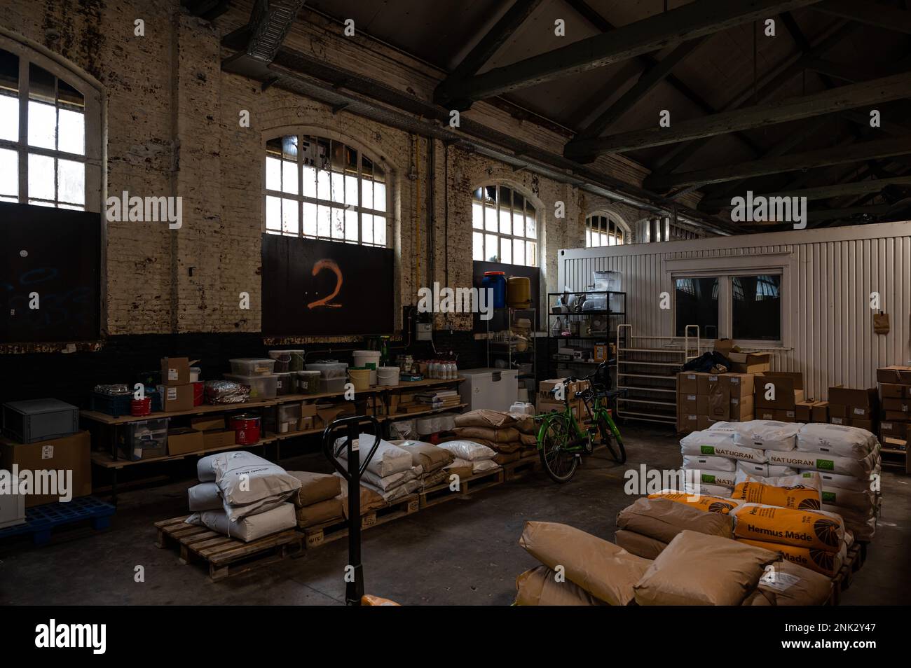 Kessel-lo, Brabante Fiammingo, Belgio - Febbraio 11 2023 - stoccaggio di alimenti sfusi per la fabbrica alimentare Hal 5 Foto Stock