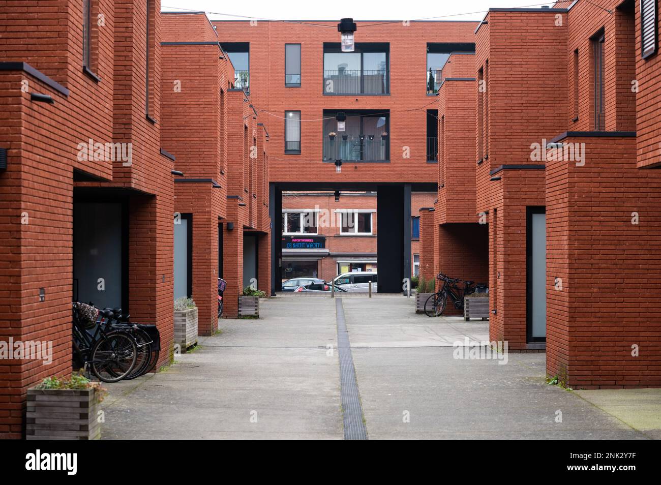 Kessel-lo, Brabante Fiammingo, Belgio - Feb 11 2023 - facciata arancione di piccoli edifici di appartamenti in pietra di mattoni Foto Stock