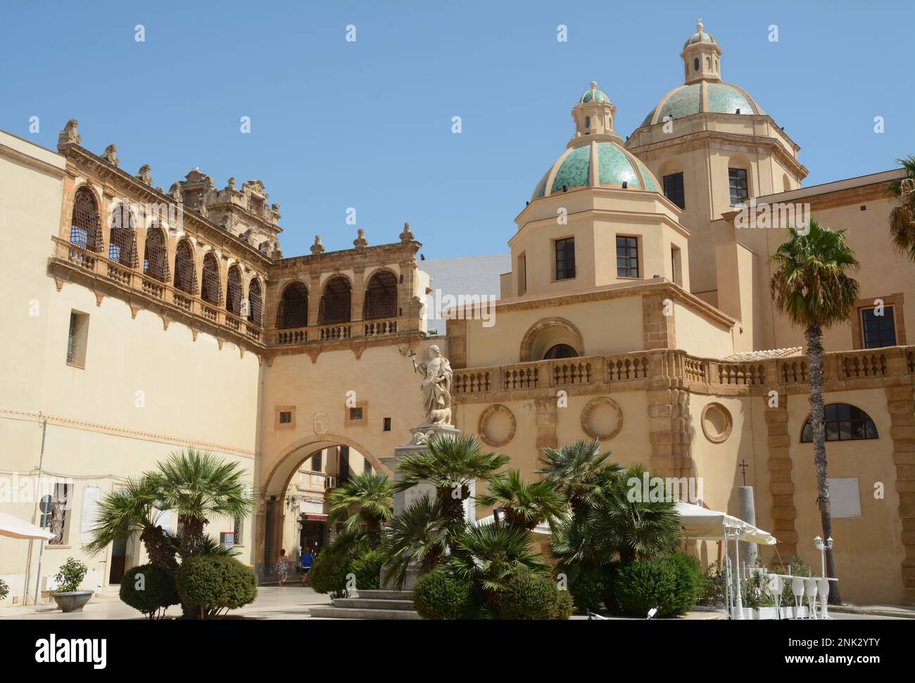 La Basilica del Santissimo Salvatore è il luogo principale del culto cattolico a Mazara del Vallo. E' di origine normanna seguita dalla a Aragonese Foto Stock