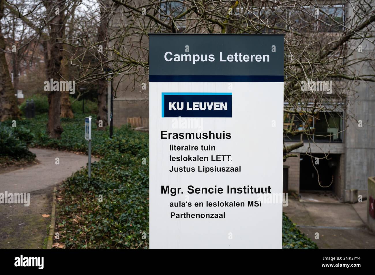 Kessel-lo, Brabante Fiammingo, Belgio - Feb 11 2023 - segno e iscrizione del giardino della letteratura e del campus con le indicazioni per l'aula Foto Stock