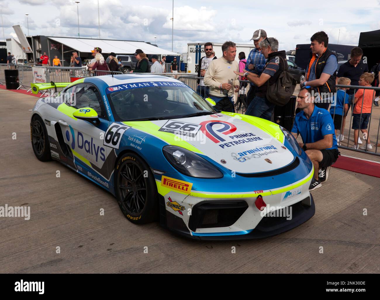 Team Parker Racing 2020, Porsche Cayman Clubsport, nell’International Paddock, prima dello start del Masters GT4 Classic Silverstone Challenge Foto Stock