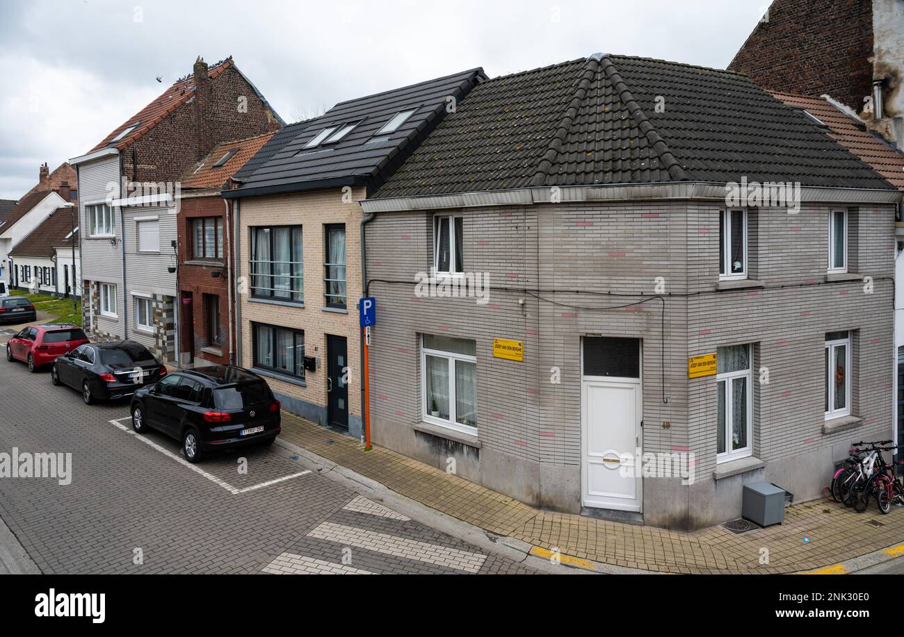Borcht, Regione del Brabante Fiammingo - Belgio - Febbraio 19 2023 - Vista ad angolo alta sulle case in una regolare strada residenziale Foto Stock