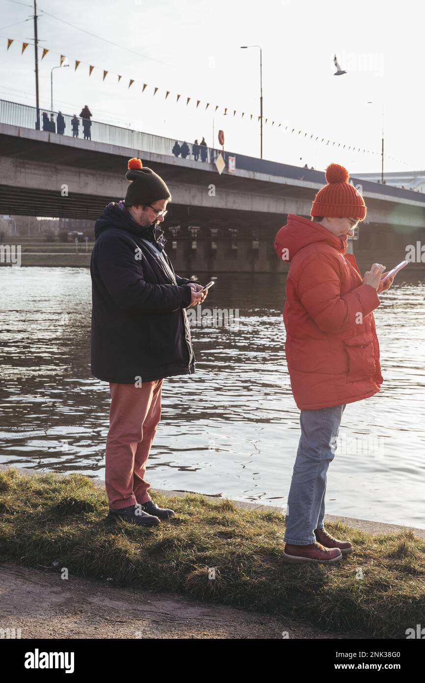 Coppia che utilizza il telefono per scattare foto Foto Stock