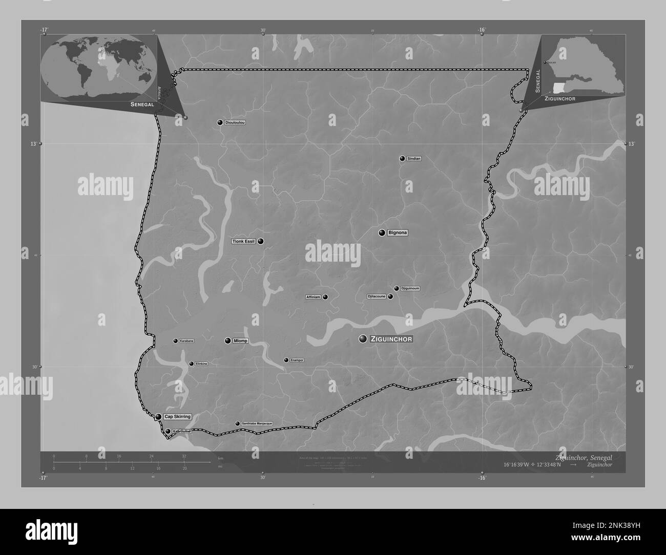 Ziguinchor, regione del Senegal. Mappa in scala di grigi con laghi e fiumi. Località e nomi delle principali città della regione. Posizione ausiliaria d'angolo Foto Stock