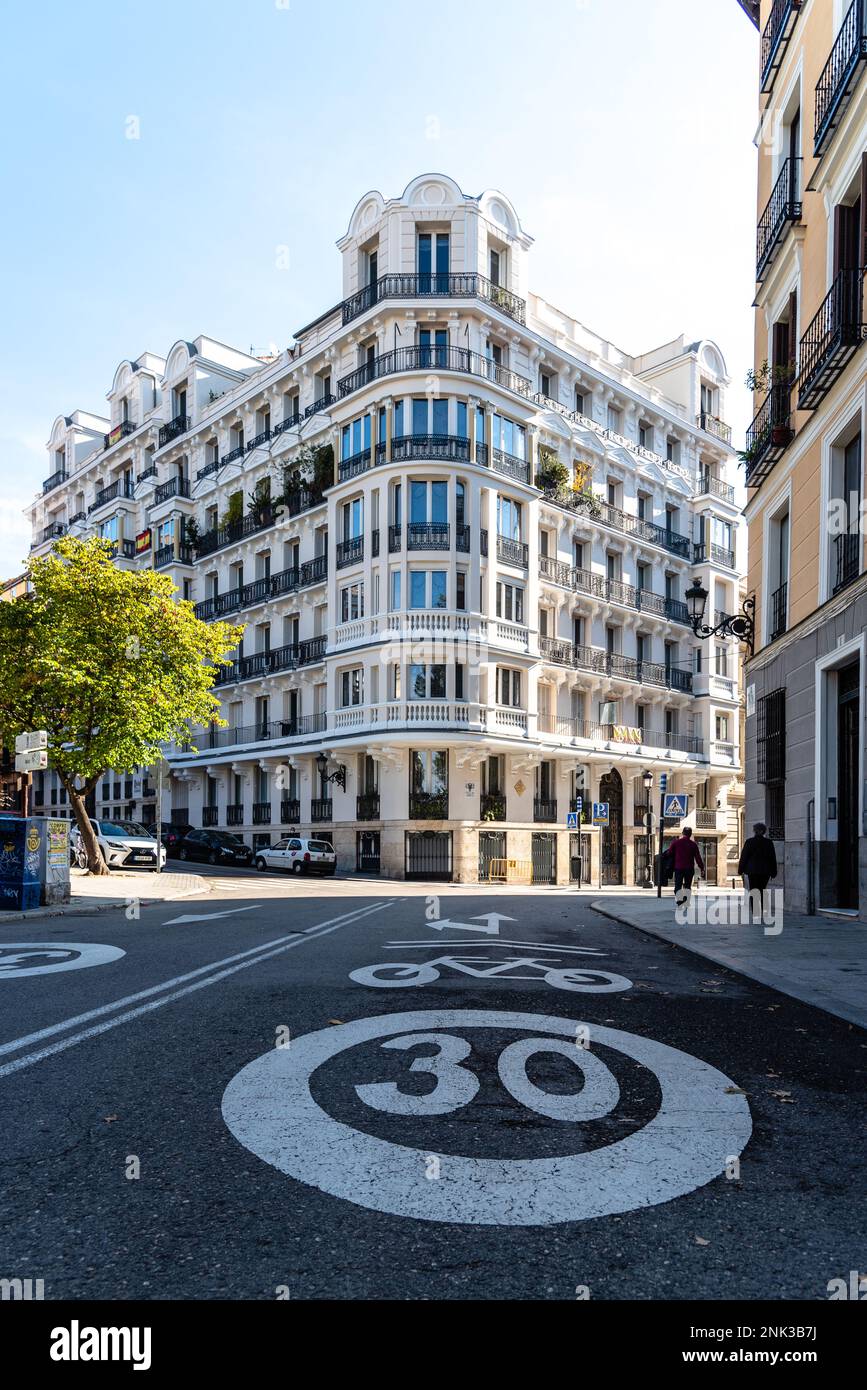 Madrid, Spagna - 1 novembre 2020: Corsia di traffico misto per biciclette e automobili con un limite massimo di 30 chilometri all'ora dipinta sull'asfalto. Cent Foto Stock