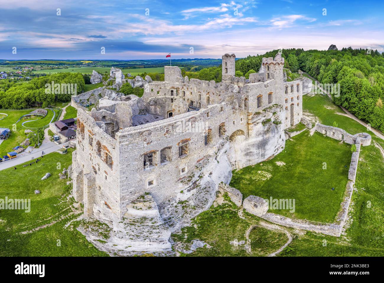 Sentiero dei nidi delle aquile - Castello di Ogrodzieniec nel villaggio di Podzamcze Foto Stock