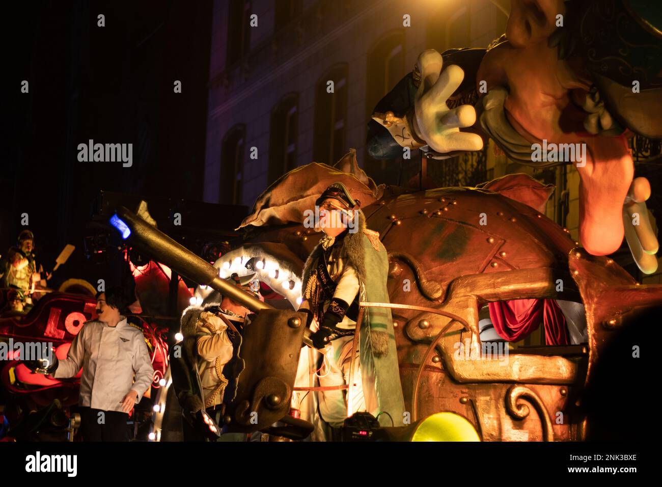 AALST, BELGIO, 19 FEBBRAIO 2023: Partecipante luminoso al Carnevale durante le celebrazioni di Aalst Mardi Gras. La parata annuale del Carnevale attrae Foto Stock