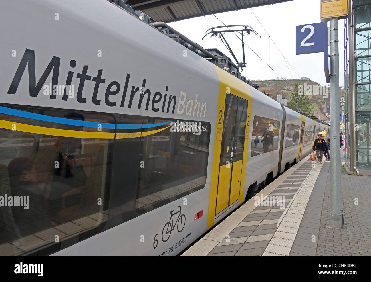DB Regio Mitte EMU treno elettrico a Bacherach, Renania-Palatinato, Germania Foto Stock