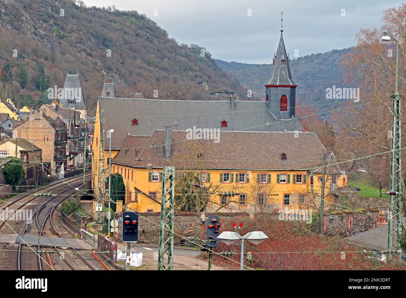 Guardando a nord dalla stazione ferroviaria di transito Bacharach, Reno occidentale, Renania-Palatinato, Germania - St Nikolaus Chiesa cattolica Foto Stock