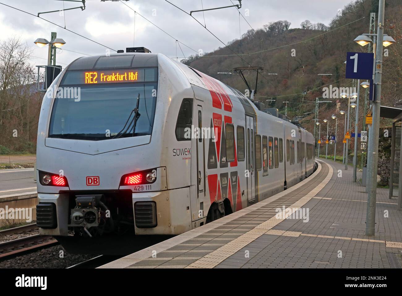 DB Regio Mitte EMU treno elettrico a Bacherach, piattaforma uno, Renania-Palatinato Foto Stock