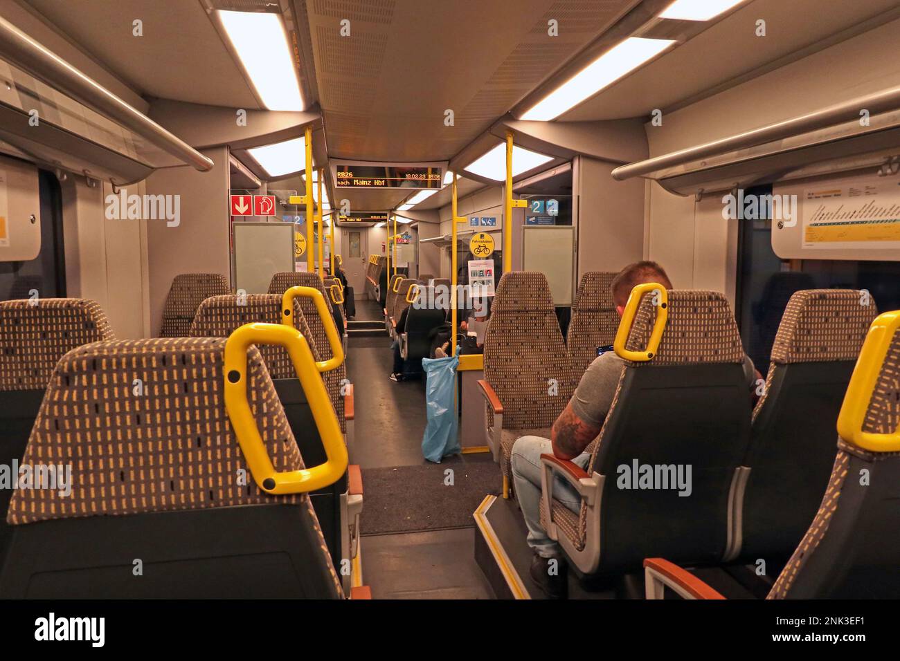 Interno del treno elettrico DB Regio Mitte EMU a Bacherach, destinazione Magonza, Renania-Palatinato, Germania Foto Stock