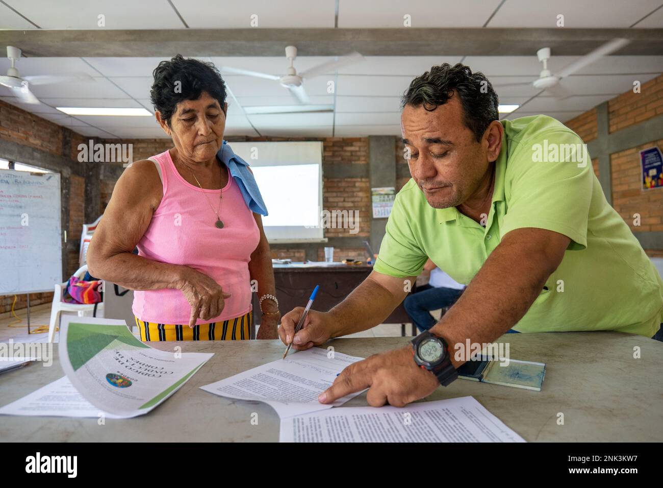 El Tunco, la Libertad, El Salvador - 7 novembre 2022: Salvadoran Man and a Woman Sign a Code of Conduct that reitms its commendment to prevent Sexu Foto Stock