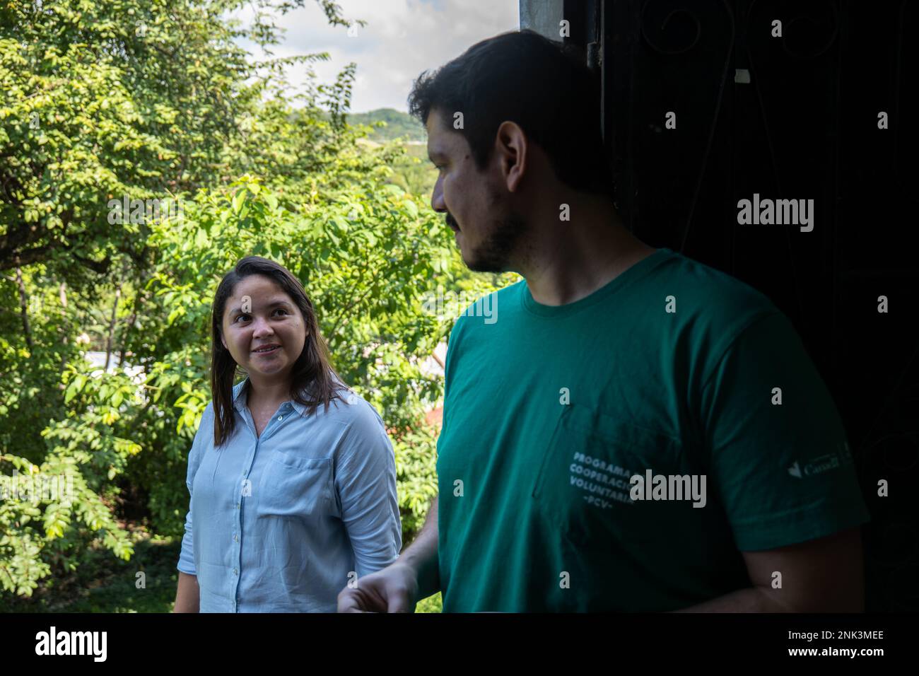 El Tunco, la Libertad, El Salvador - 7 novembre 2022: Una giovane donna Salvadorana e un uomo si guardano negli occhi da un ingresso edificio Foto Stock