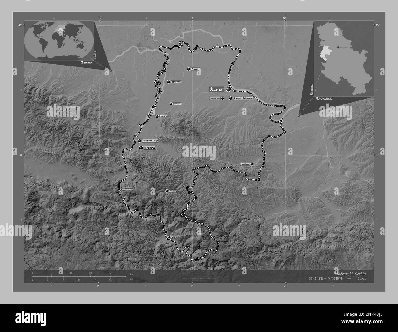 Macvanski, distretto della Serbia. Mappa in scala di grigi con laghi e fiumi. Località e nomi delle principali città della regione. Posizione ausiliaria d'angolo Foto Stock