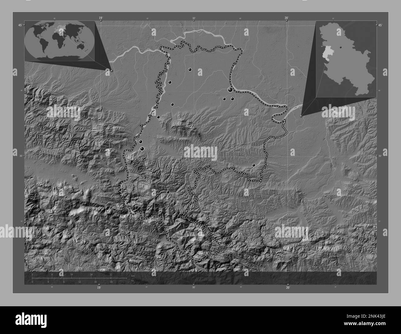 Macvanski, distretto della Serbia. Mappa altimetrica bilivello con laghi e fiumi. Posizioni delle principali città della regione. Mappe delle posizioni ausiliarie degli angoli Foto Stock