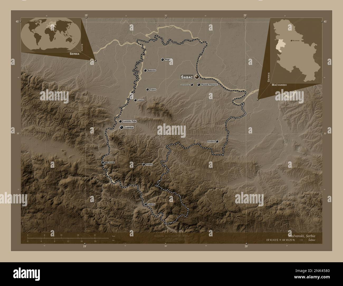 Macvanski, distretto della Serbia. Mappa dell'altitudine colorata in tonalità seppia con laghi e fiumi. Località e nomi delle principali città della regione. Angolo a Foto Stock