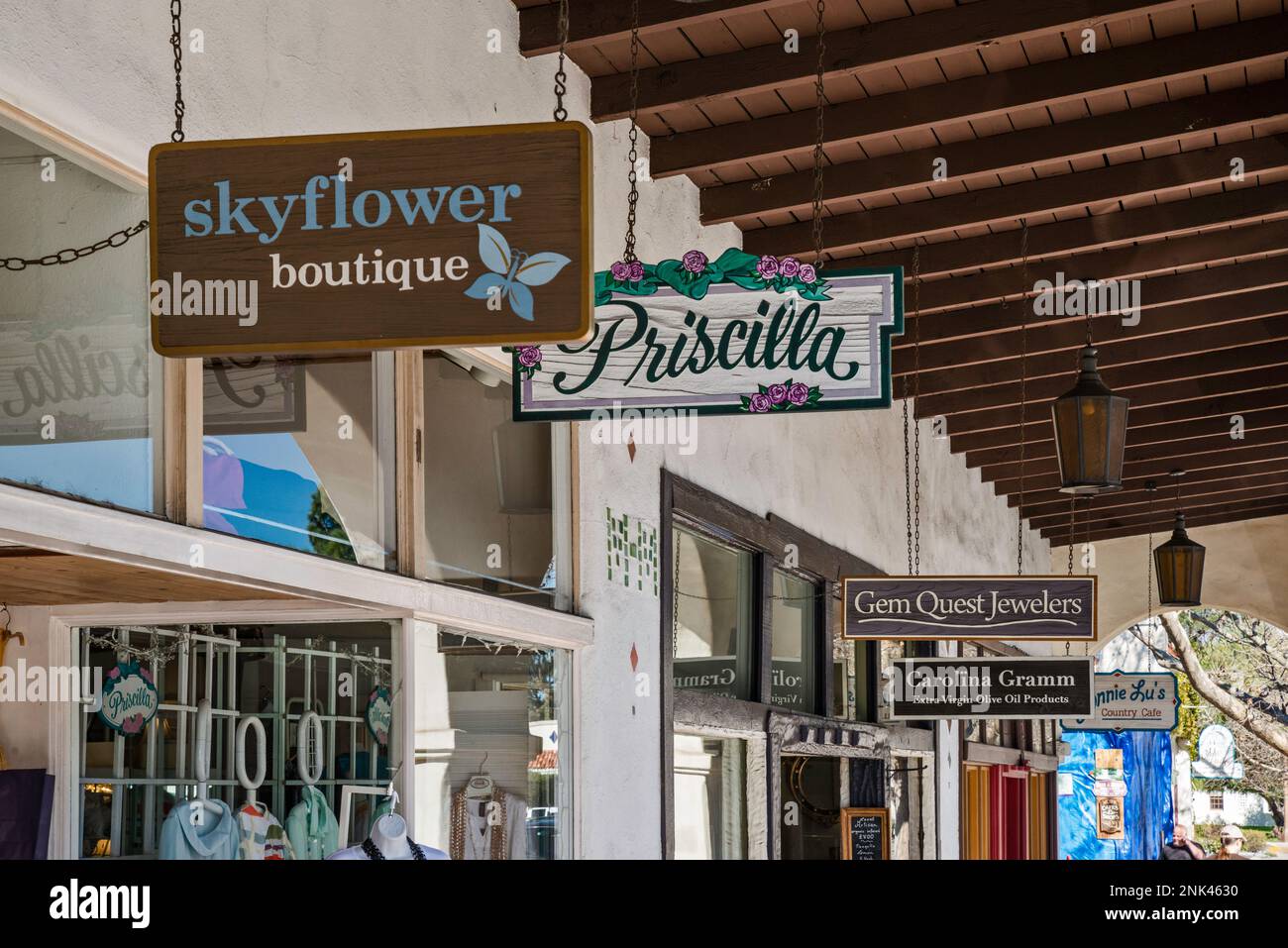 Cartelli per negozi presso Ojai Arcade, 1917, Ojai Avenue, Ojai, California, STATI UNITI Foto Stock