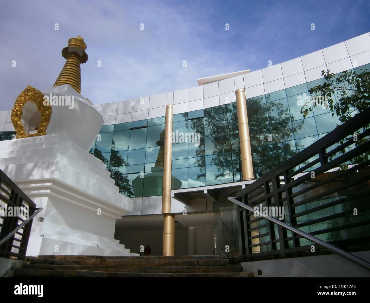 Vista dall'angolo basso dell'ingresso al Wisdom Park a Quezon City Foto Stock