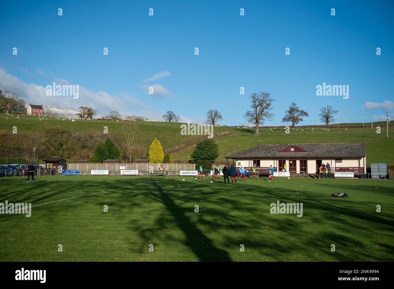 LLANRHAEADR YM MOCHNANT, GALLES - 27 NOVEMBRE 2021: JD Cymru North League fixture tra Llanrhaeadr FC & Holyhead Hotspur, The Recreation Ground, Lla Foto Stock