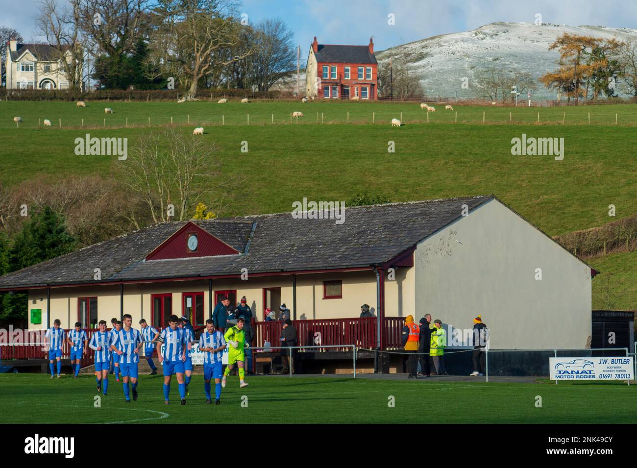 LLANRHAEADR YM MOCHNANT, GALLES - 27 NOVEMBRE 2021: JD Cymru North League fixture tra Llanrhaeadr FC & Holyhead Hotspur, The Recreation Ground, Lla Foto Stock