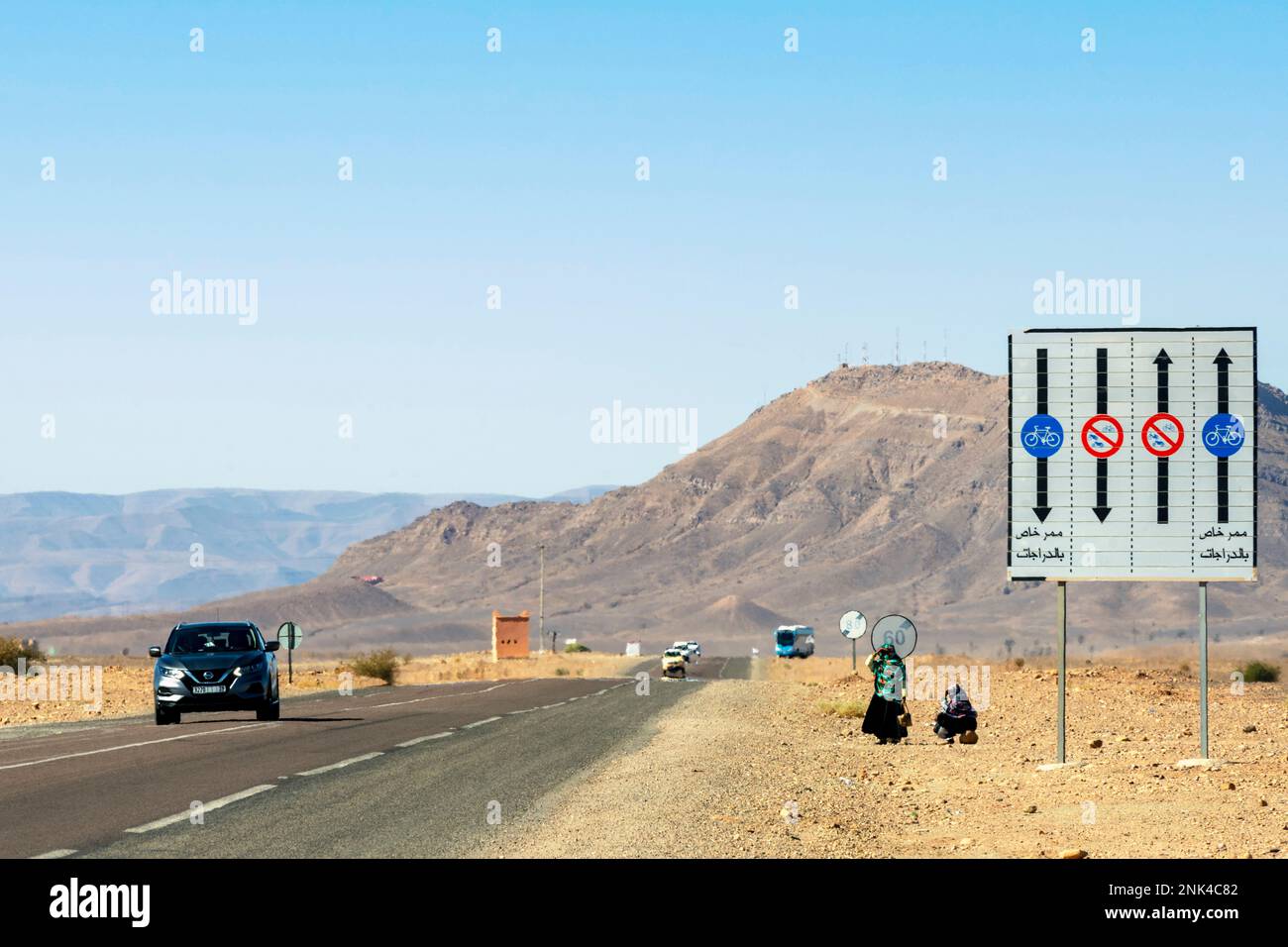 Afrika, Marokko, Südmarokko, Landstrasse N9 mit Radweg von Tamegroute nach Zagora Foto Stock