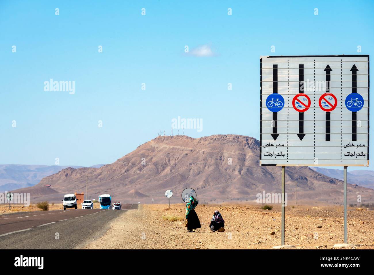 Afrika, Marokko, Südmarokko, Landstrasse N9 mit Radweg von Tamegroute nach Zagora Foto Stock