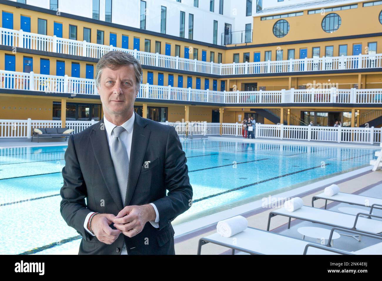 INAUGURAZIONE DELLA PISCINA MOLITOR A PARIGI SEBASTIEN BAZIN ACCOR PRESIDENTE DELLA PISCINA Foto Stock