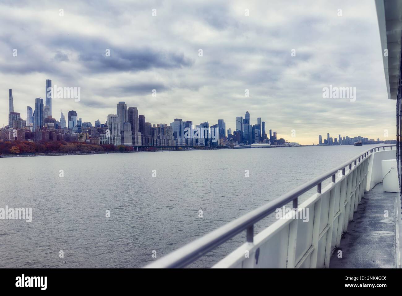 Vista panoramica dello skyline di New York Manhattan visto dall'altra parte del fiume Hudson a Edgewater, New Jersey Foto Stock