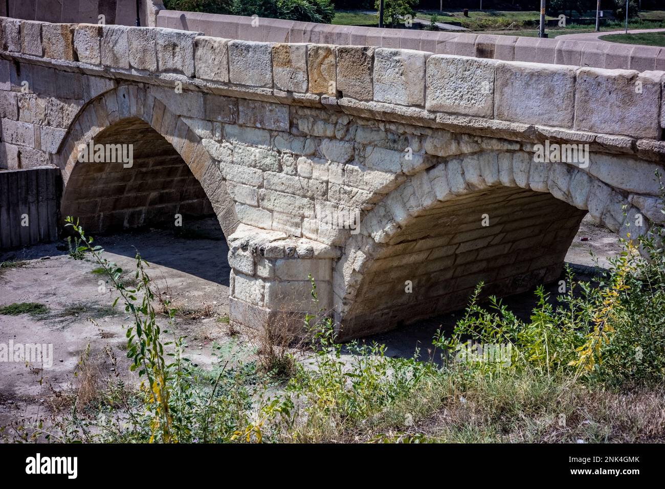 L'antico ponte Humpback, Harmanli, Bulgaria, paesaggio soleggiato, viaggio fotografia, vista parziale Foto Stock