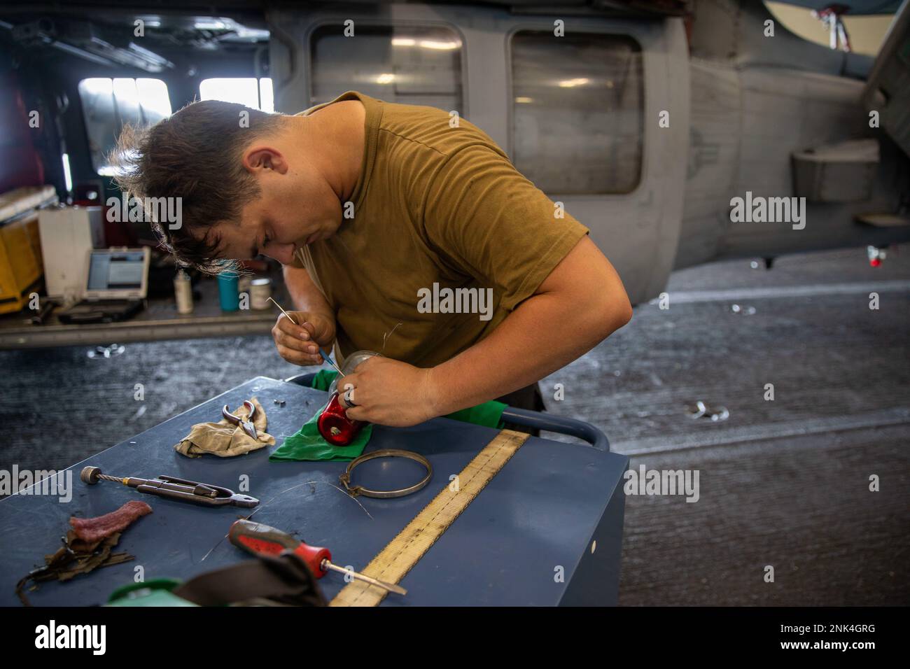 22020811-N-EL850-2124 OCEANO ATLANTICO (11 agosto 2022) Aviation Electrician’s Mate Airman Nicholas Lewis, assegnato a Helicopter Sea Combat Squadron (HSC) 5, effettua la manutenzione elettrica su un elicottero MH-60s Knighthawk a bordo della portaerei di classe Nimitz USS George H. W. Bush (CVN 77), 11 agosto 2022. George H.W. Bush fornisce all'autorità di comando nazionale capacità di combattimento flessibile e personalizzabile come il fiore all'occhiello di un gruppo di attacco dei vettori che mantiene la stabilità marittima e la sicurezza per garantire l'accesso, dissuadere l'aggressione e difendere gli interessi degli Stati Uniti, alleati e partner. Il vettore GHWB Foto Stock