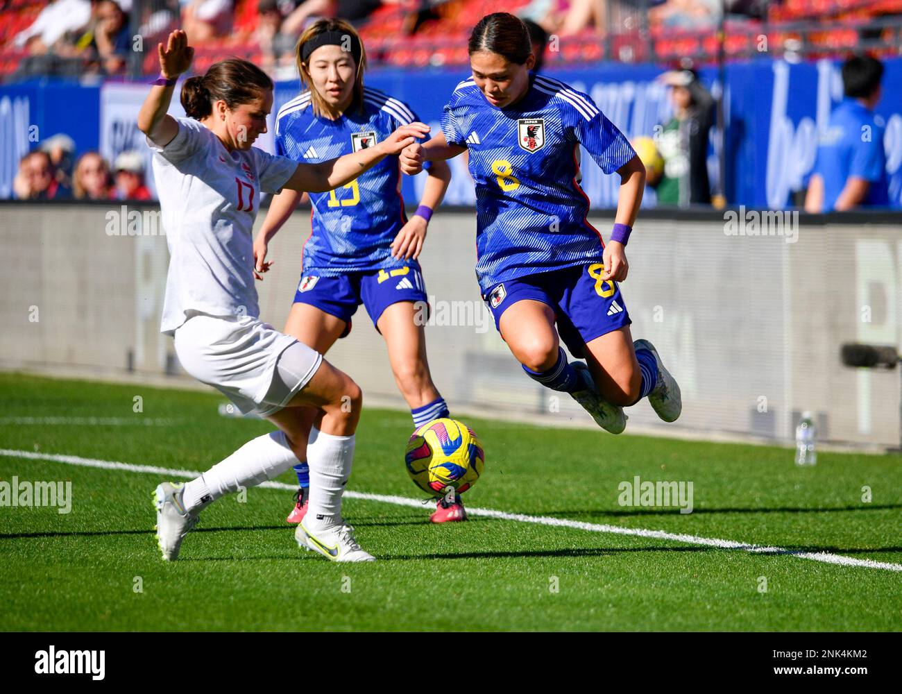 22 febbraio 2023: Il giocatore nazionale giapponese Fuka Nagano (8) salta fuori strada mentre CanadaÕs avanti Jessie Fleming (17) cerca di controllare la palla durante la partita di calcio della SheBelieves Cup tra la nazionale canadese WomenÕs e la nazionale giapponese WomenÕs al Toyota Stadium di Frisco, Texas, Albert pena/CSM corregge una versione precedente di questa immagine in cui Team e Headline non erano corretti Foto Stock