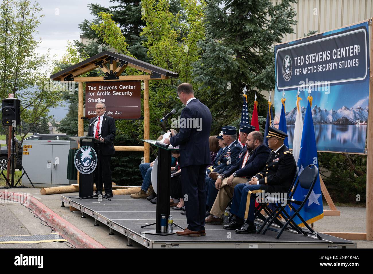 I visitatori più illustri partecipano alla cerimonia di inaugurazione del Ted Stevens Center for Arctic Security Studies presso la Joint base Elmendorf-Richardson, Alaska, 11 agosto 2022. Questo centro è il più recente dei cinque centri regionali per gli studi sulla sicurezza del Dipartimento della Difesa e ha la missione di far progredire la consapevolezza artica e le priorità artiche del DoD, rafforzare l'ordine basato sulle regole nell'Artico e affrontare gli impatti del cambiamento climatico nella regione. Foto Stock