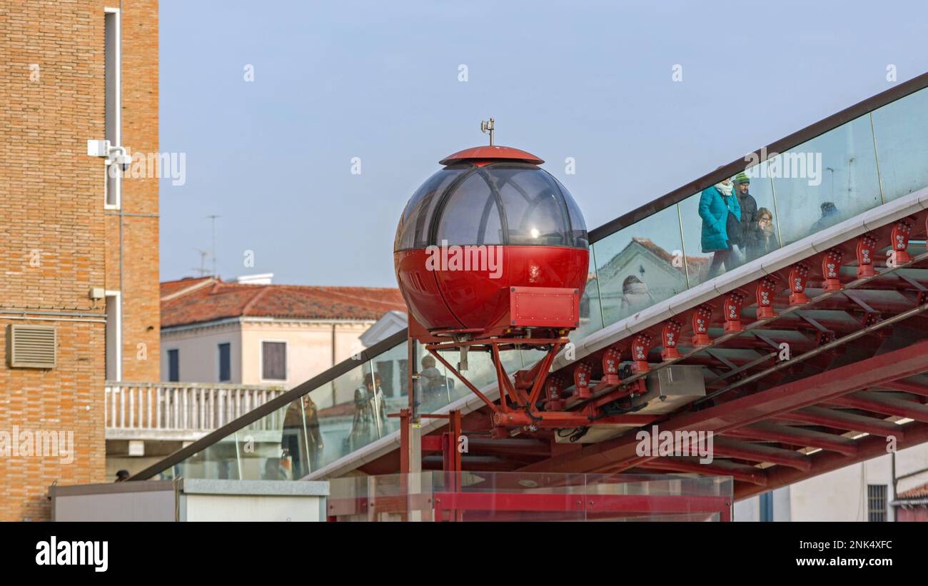 Venezia, Italia - 9 gennaio 2017: Capsula di sollevamento per sedie a rotelle costruita dopo l'inaugurazione del Ponte della Costituzione e successivamente smantellata. Foto Stock