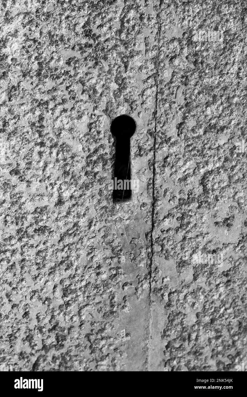 Tradizionale keyhole in metallo pesante vintage in bianco e nero. Foto Stock