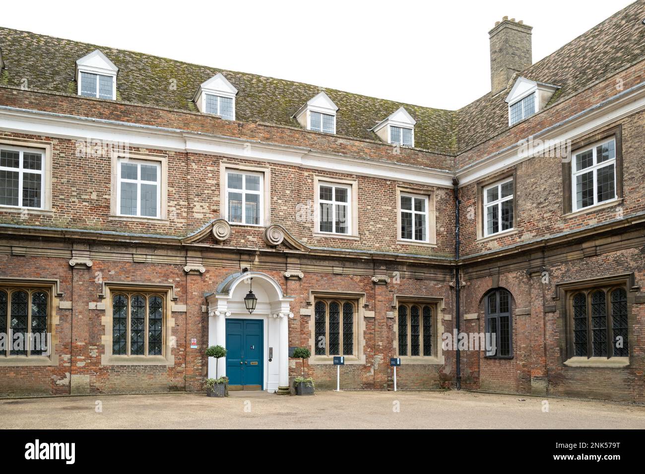 Grande vista sul fronte di una famosa scuola privata nella storica città inglese. Mostra l'area parcheggio designata e la facciata decorata. Foto Stock