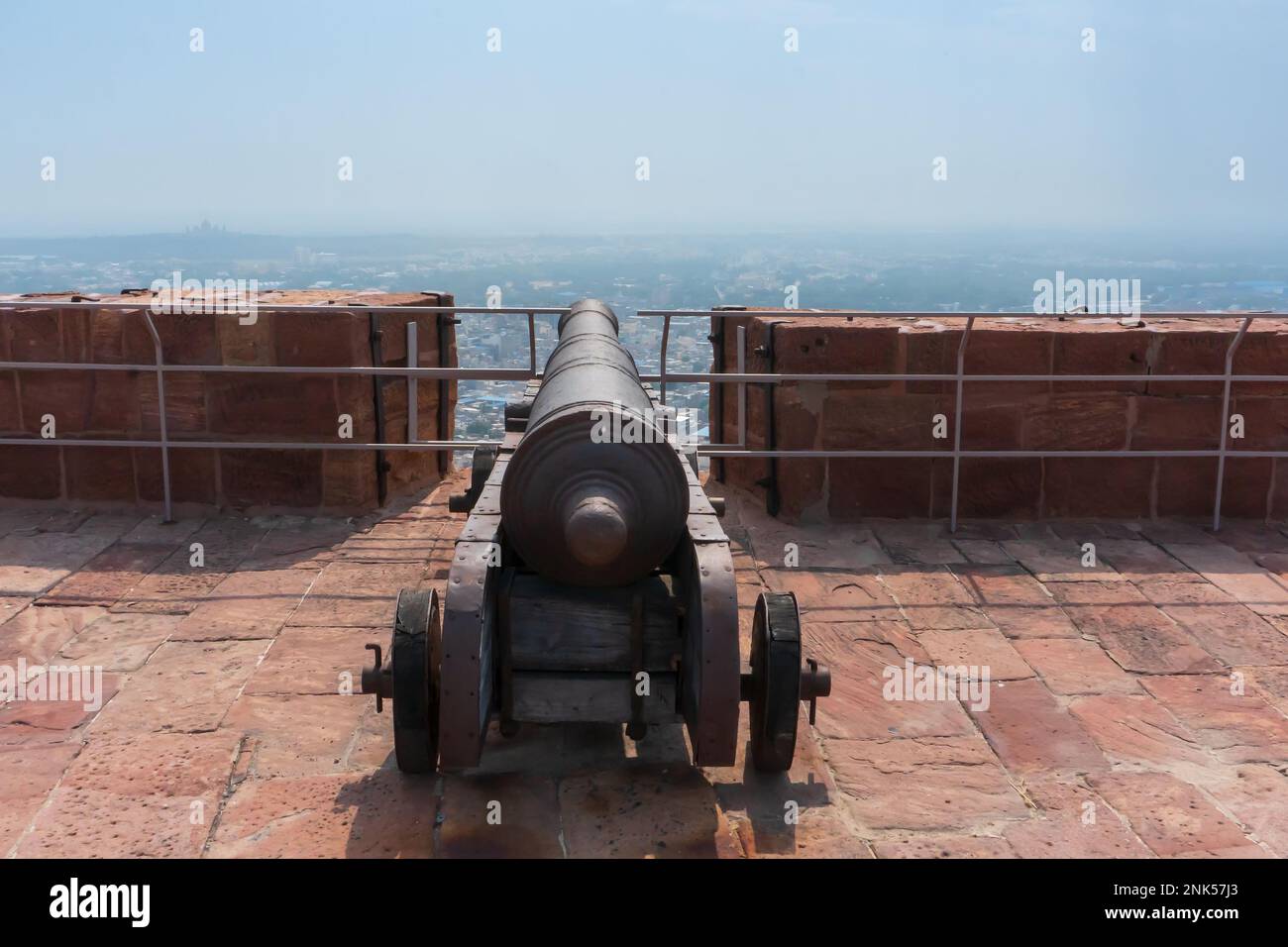 Famosi cannoni Kilkila sulla cima del forte di Mehrangarh. Affacciato sulla città di Jodhpur, è un luogo ideale per chi ama stare in piedi fin dai tempi antichi. Enorme botte lunga, Rajasthan. Foto Stock