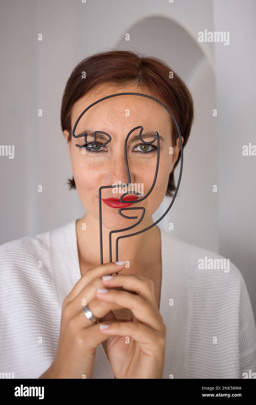 punto interrogativo simbolico di fronte al volto di una bella donna indecisione in una situazione di giusta scelta. Dubbio, sfida, riflessione, delib Foto Stock