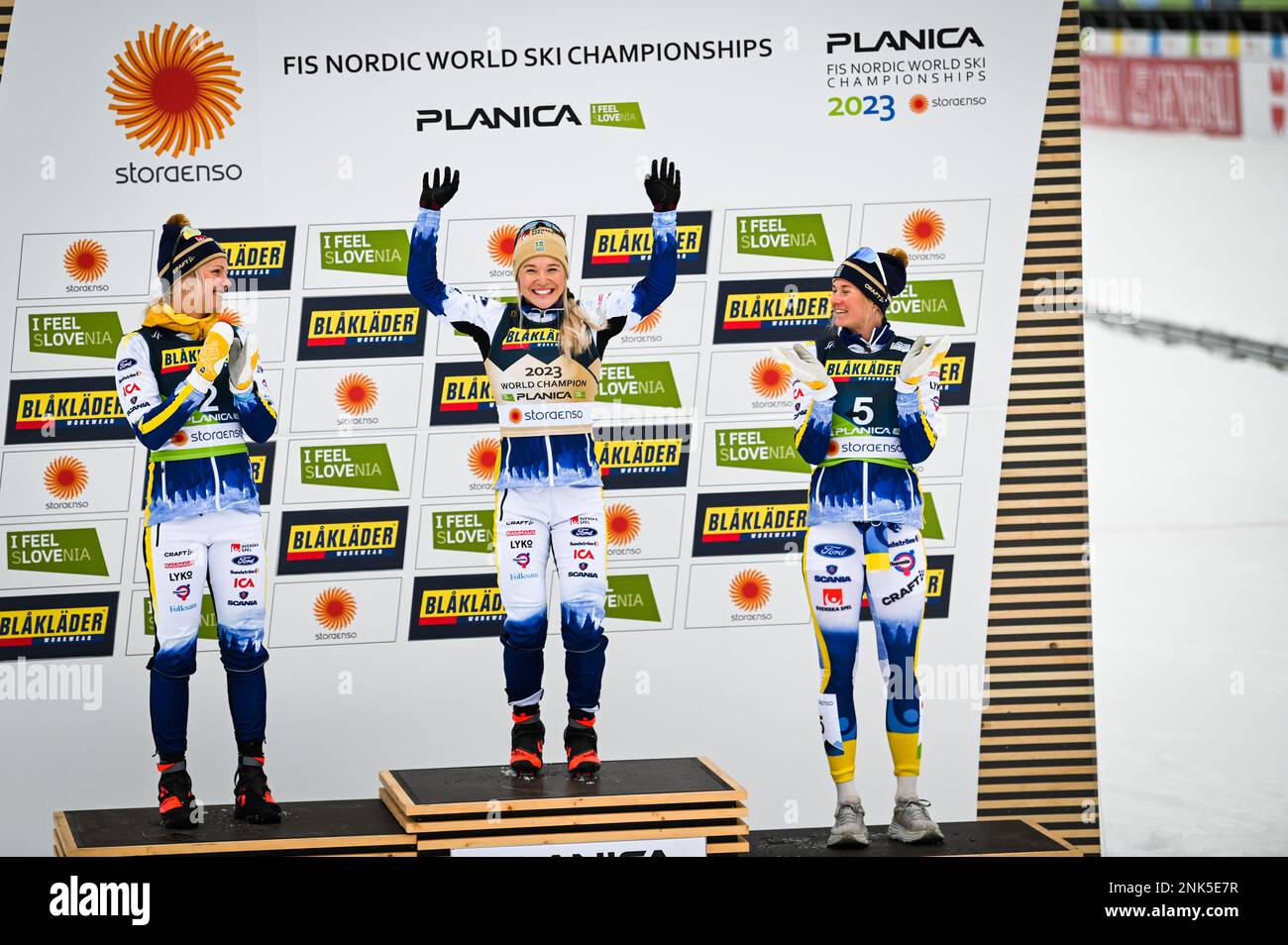 La donna svedese festeggia dopo aver spazzato il podio nello sprint ai Campionati FIS World di sci nordico 2023 a Planica, Slovenia, 23 febbraio 2023. Da sinistra, Emma Ribbom (2nd), Jonna Sundling (primo) e Maja Dahlqvist (terzo). Credit: John Candler Lazenby/Alamy Live News Foto Stock