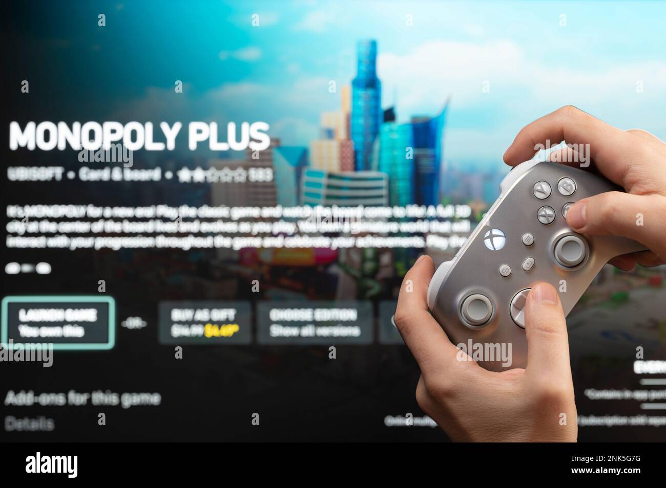 New york, Stati Uniti d'America - 20 febbraio 2023: Gioco monopolistico console sulla TV Xbox con joystick in vista ravvicinata mano Foto Stock